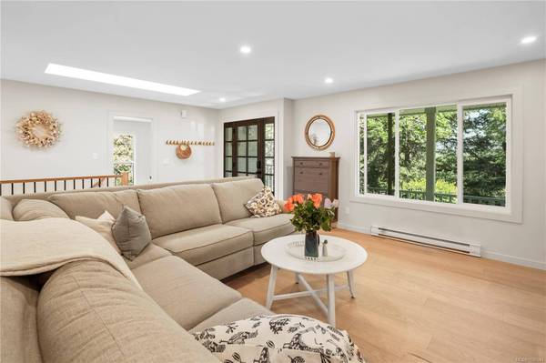 1071 Hyacinth Ave, Saanich, BC V8Z 2S7