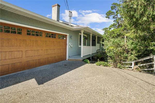 1071 Hyacinth Ave, Saanich, BC V8Z 2S7