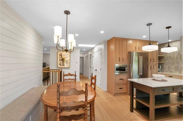 1071 Hyacinth Ave, Saanich, BC V8Z 2S7