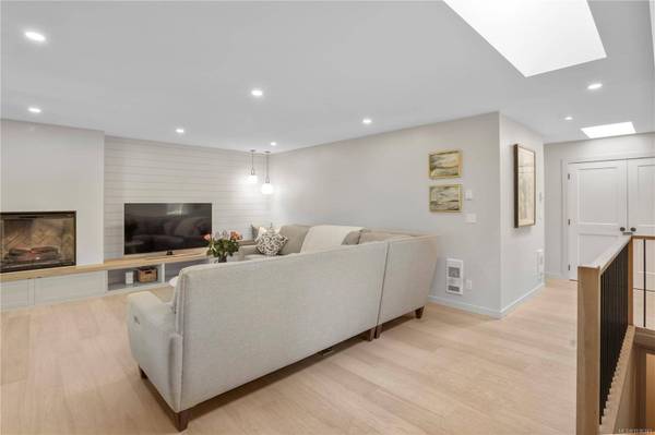 1071 Hyacinth Ave, Saanich, BC V8Z 2S7