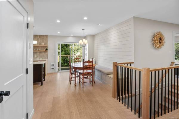 1071 Hyacinth Ave, Saanich, BC V8Z 2S7