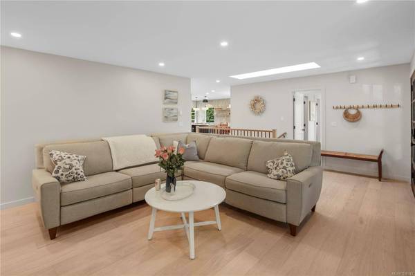 1071 Hyacinth Ave, Saanich, BC V8Z 2S7
