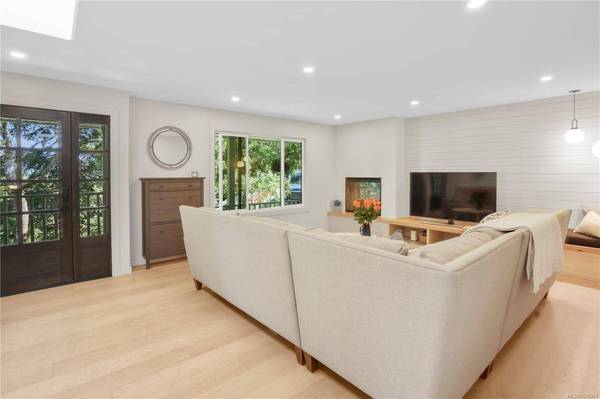1071 Hyacinth Ave, Saanich, BC V8Z 2S7