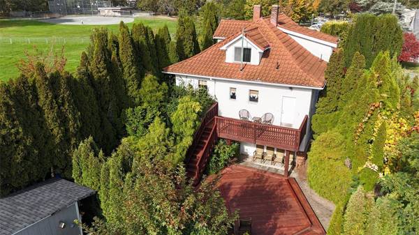 1295 Santa Rosa Ave, Saanich, BC V8Z 2V5
