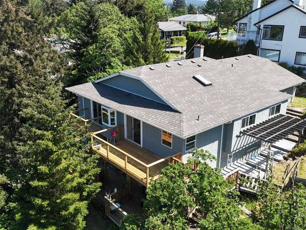 1071 Hyacinth Ave, Saanich, BC V8Z 2S7