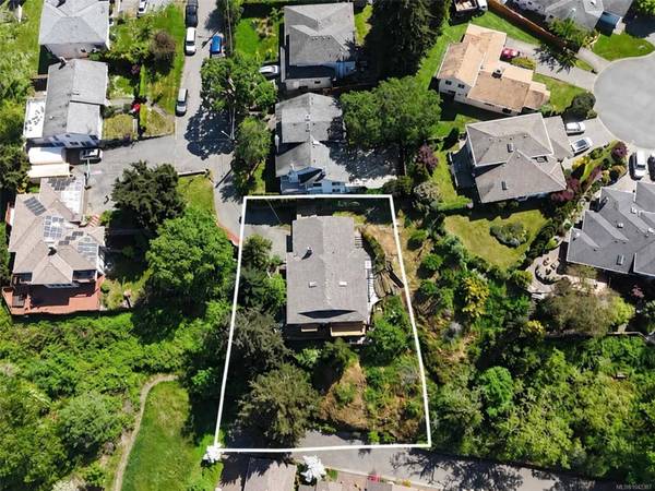 1071 Hyacinth Ave, Saanich, BC V8Z 2S7