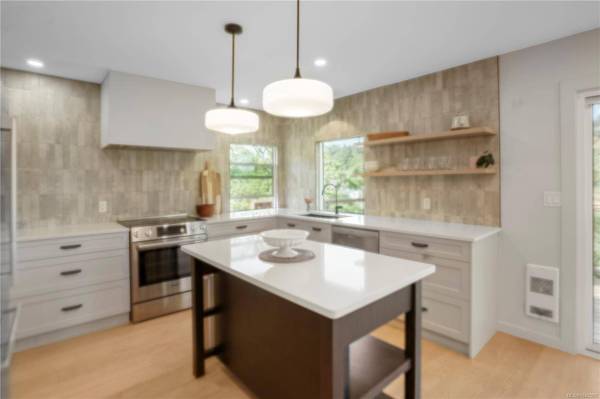1071 Hyacinth Ave, Saanich, BC V8Z 2S7