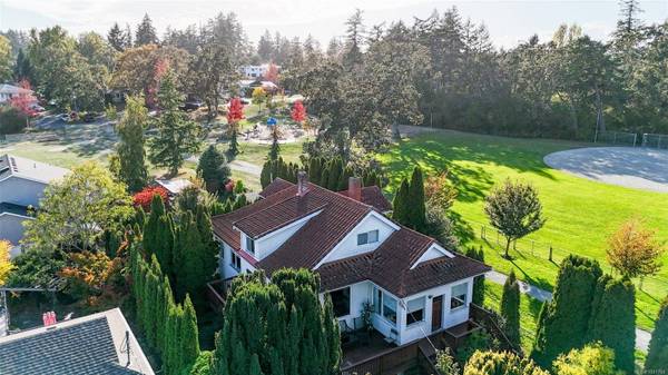 1295 Santa Rosa Ave, Saanich, BC V8Z 2V5