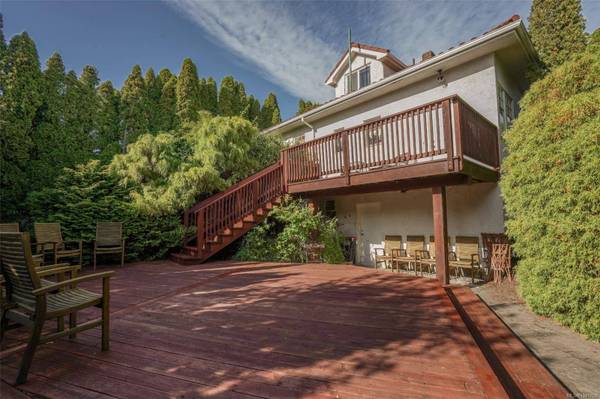 1295 Santa Rosa Ave, Saanich, BC V8Z 2V5