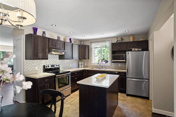 1084 Tatlow Rd, North Saanich, BC V8L 5P3