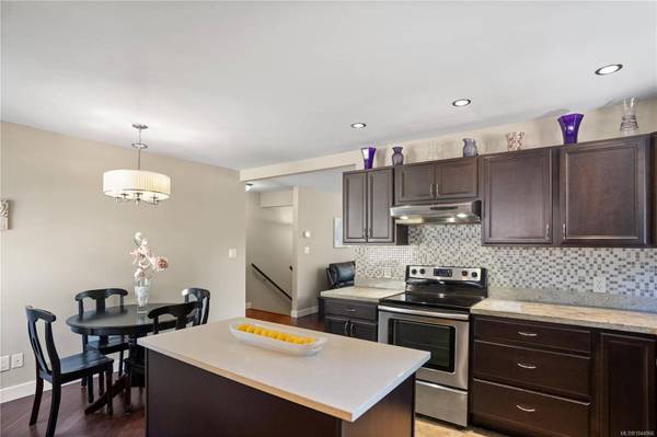 1084 Tatlow Rd, North Saanich, BC V8L 5P3
