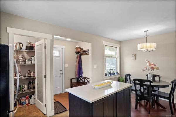 1084 Tatlow Rd, North Saanich, BC V8L 5P3