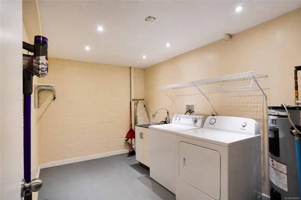 610 McKenzie Ave ##27, Saanich, BC V8Z 2A7