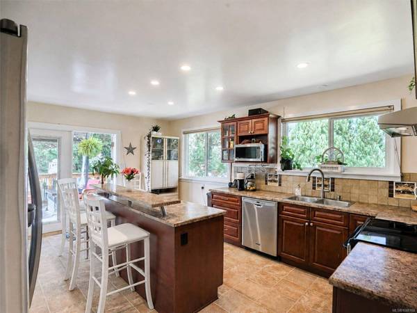 904 Rankin Rd, Esquimalt, BC V9A 6V6