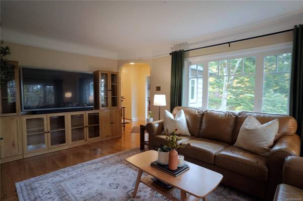 180 Island Hwy, View Royal, BC V9B 1G2