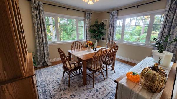 180 Island Hwy, View Royal, BC V9B 1G2