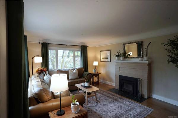 180 Island Hwy, View Royal, BC V9B 1G2