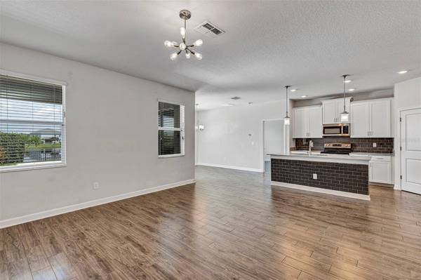 10193 LOVEGRASS LN, Orlando, FL 32832