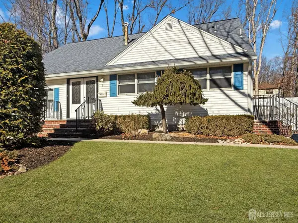 5 Sandalwood DR, East Brunswick, NJ 08816