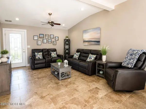 25 Travelers Way, Bayville, NJ 08721