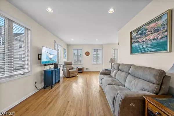 1 Carrington Pl, Clifton City, NJ 07013