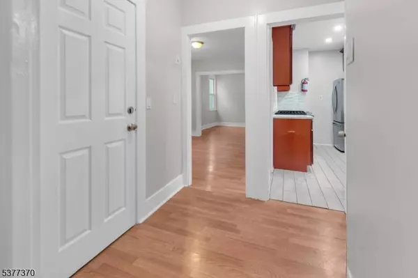 32 Dodd St, East Orange City, NJ 07017