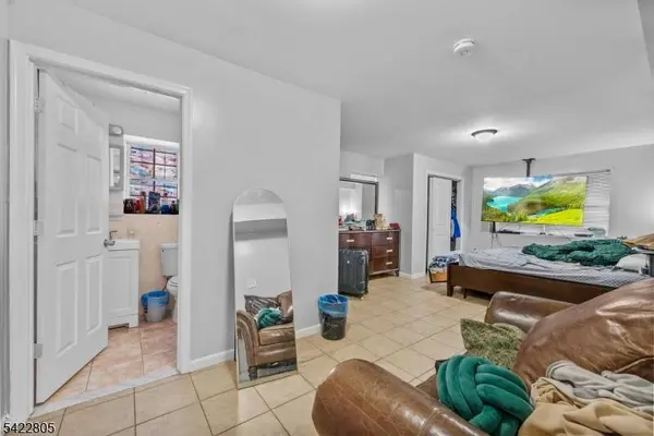 128 Leslie St, Newark City, NJ 07112