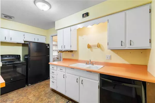 145 Pinehurst BLVD, Eastlake, OH 44095