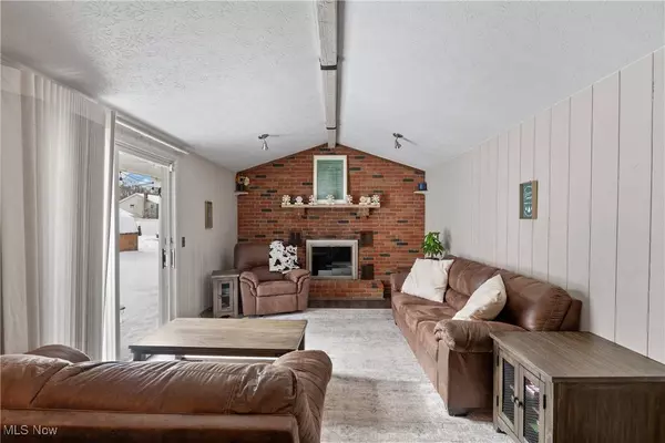 324 Greenbriar DR, Cortland, OH 44410