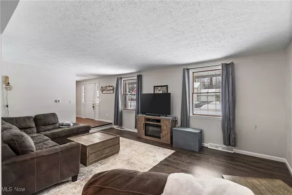 324 Greenbriar DR, Cortland, OH 44410