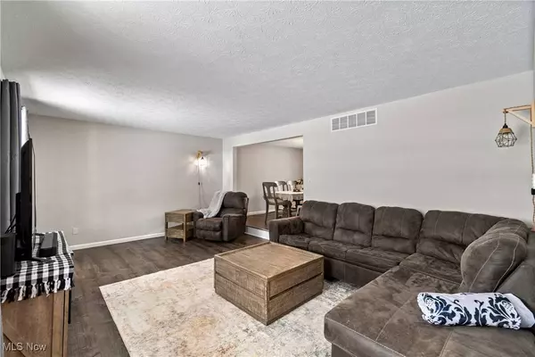 324 Greenbriar DR, Cortland, OH 44410