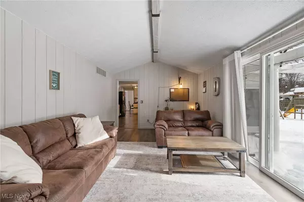 324 Greenbriar DR, Cortland, OH 44410