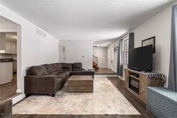 324 Greenbriar DR, Cortland, OH 44410