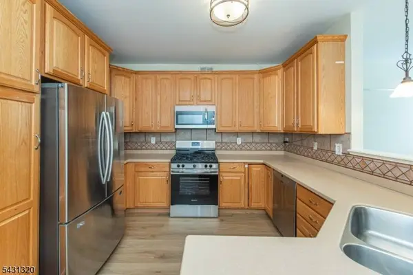46 Devonshire Dr, Clifton City, NJ 07013