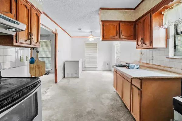 17932 Watts Rd, Livingston, LA 70754