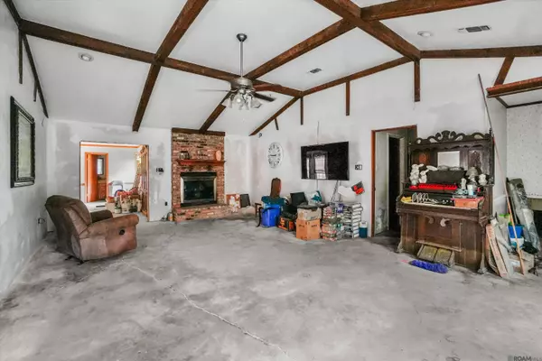 17932 Watts Rd, Livingston, LA 70754