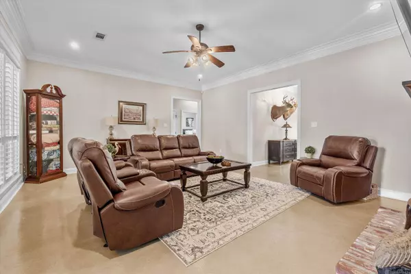 18521 Oakwood Dr, Prairieville, LA 70769