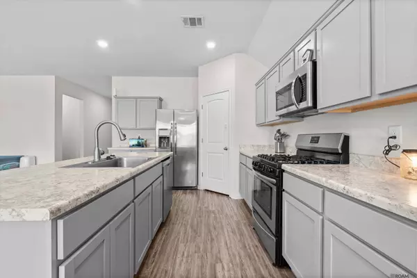 28448 Longfellow Ln, Albany, LA 70711