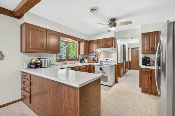 401 Shady LN, Norwood Young America, MN 55397