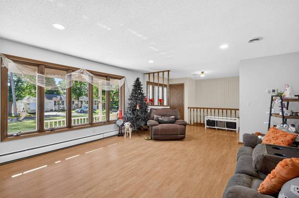 401 Shady LN, Norwood Young America, MN 55397