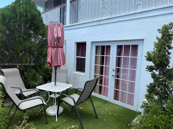 931 NE 4th St #2, Boca Raton, FL 33432