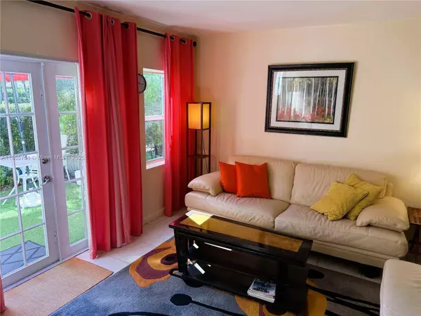 931 NE 4th St #2, Boca Raton, FL 33432