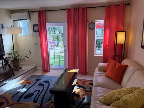 931 NE 4th St #2, Boca Raton, FL 33432