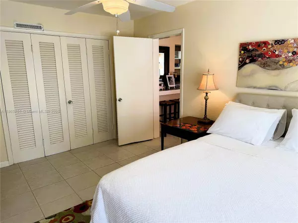 931 NE 4th St #2, Boca Raton, FL 33432