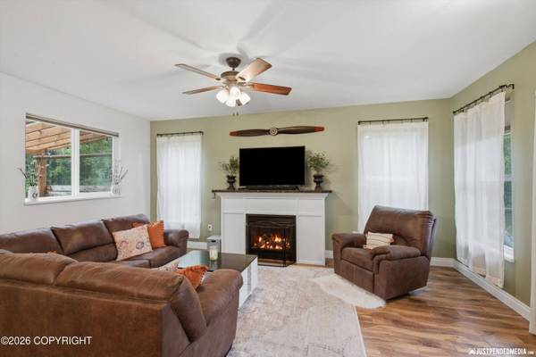 5915 E Summit CIR, Wasilla, AK 99654