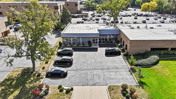 17W601 14th ST, Oakbrook Terrace, IL 60181