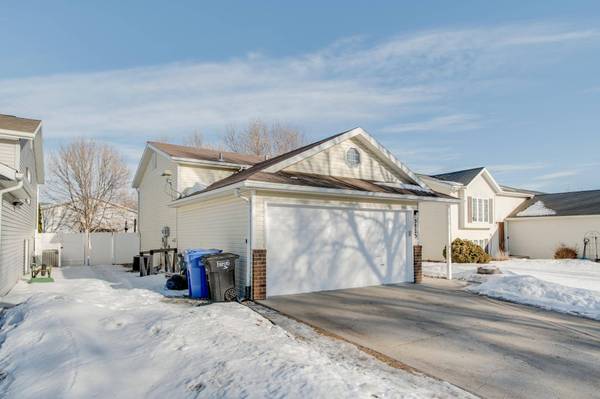 2825 35 1/2 AVE S, Fargo, ND 58104