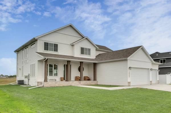2960 Prairie Farms CIR S, Fargo, ND 58104