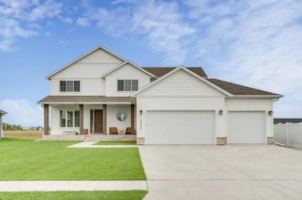 2960 Prairie Farms CIR S, Fargo, ND 58104