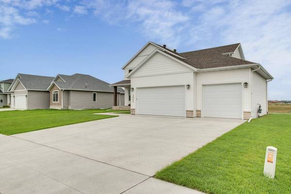 2960 Prairie Farms CIR S, Fargo, ND 58104